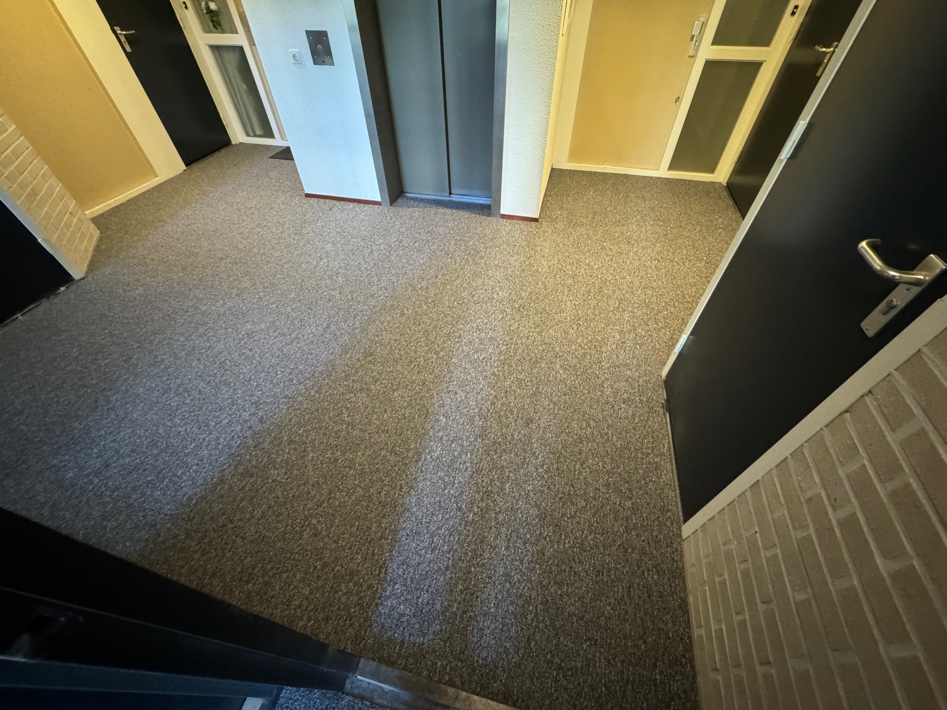 Vier flatgebouwen Almere, algemene ruimtes en trappenhuizen